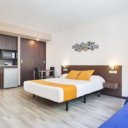 Ginosi Basics Centric Apartel Castelldefels Eksteriør billede