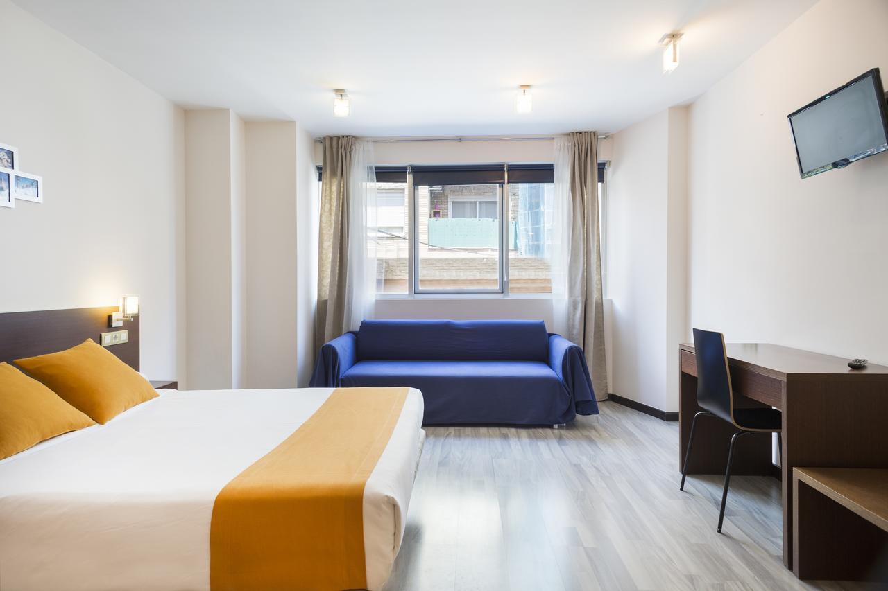 Ginosi Basics Centric Apartel Castelldefels Eksteriør billede