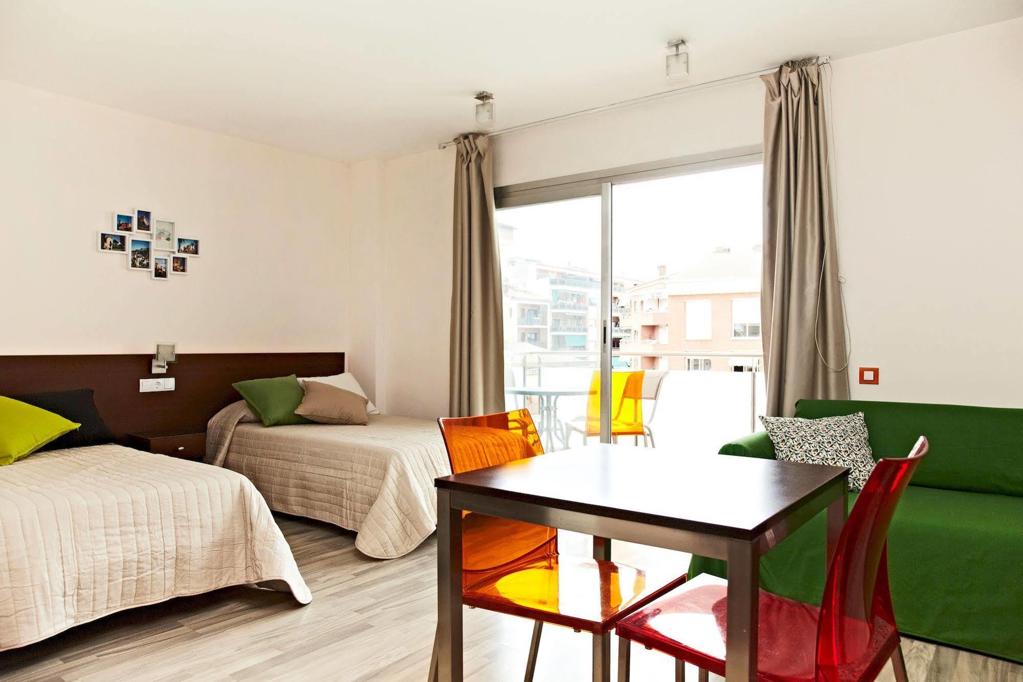 Ginosi Basics Centric Apartel Lejlighed Castelldefels Eksteriør billede